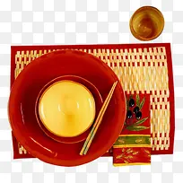 红色碗内的筷子和黄色美食
