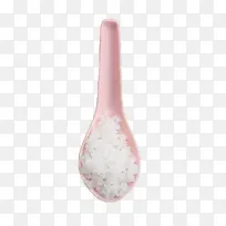 粉色瓷勺里的粗盐