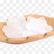 木盘子上的白色单晶冰糖