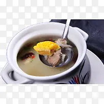 勺子从瓦罐舀出排骨汤