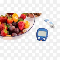 水果盘旁边的血糖测量仪