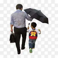 为儿子撑伞的父亲