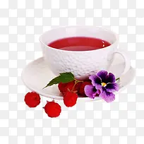 一杯花茶配浆果花朵