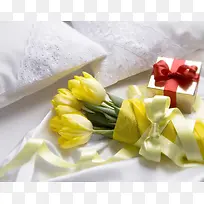 郁金香鲜花与礼物背景