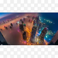 烟雾环绕的城市夜景