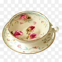 花纹装饰的茶杯与花茶