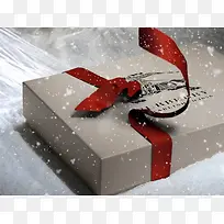 雪地中的礼物盒