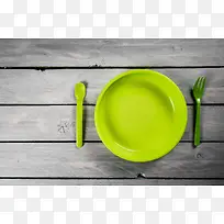 绿色盘子汤勺叉子