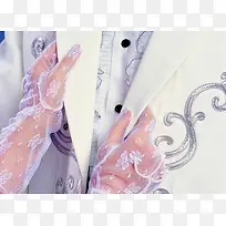 新娘帮新郎整理衣服