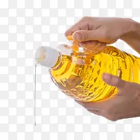 正在倒油的油桶