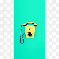青色背景前的黄色电话