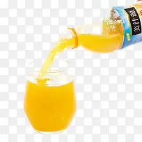 倒进杯子的橙汁