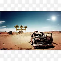 沙漠上的破旧汽车海报背景