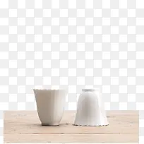 桌子上白色的陶瓷茶杯