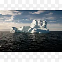 大海里悬浮的巨大冰山