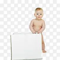 抓着纸箱一边的婴儿图片