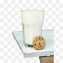 桌子上的牛奶盒饼干