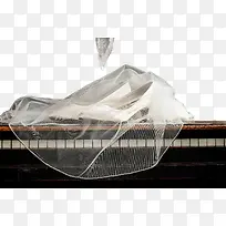 白色丝巾和钢琴
