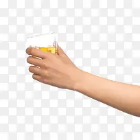 握着酒杯的手