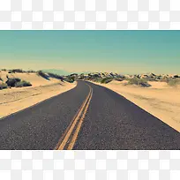 蜿蜒公路蓝天沙漠