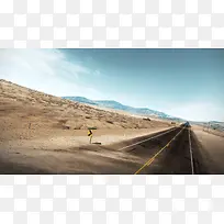 沙漠中的公路海报背景
