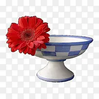 红色花和瓷碗
