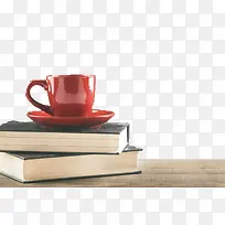 实物红杯子咖啡和书