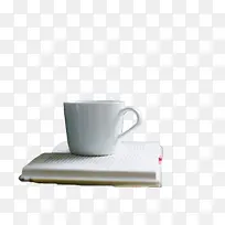 实物白色杯子书和咖啡