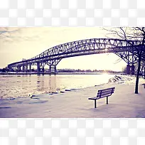 河岸上的大桥座椅海报背景
