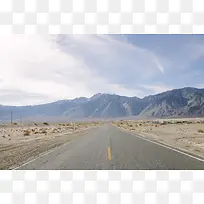 蓝天白云水泥马路重峦叠嶂的大山