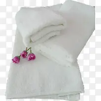 三朵小花放在叠起的毛巾上