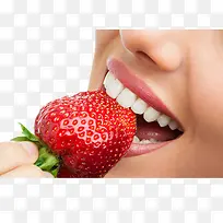 女子在咬新鲜的草莓