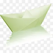 折纸小船漂浮水面