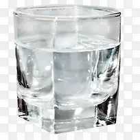 一杯水与玻璃杯