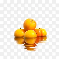水中的黄桃