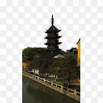 护城河边的古塔
