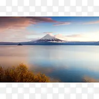 富士山旁的湖面海报背景