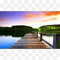 绿草平静湖面上的木桥