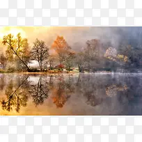 秋色倒映在平静的湖面