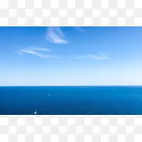蓝天白云下的汪洋大海