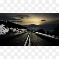 落日下的雪山与公路