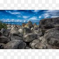 海岸边的礁石石头