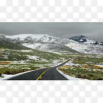 雪山下的高速公路