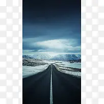 黑色天空雪山公路