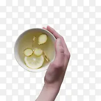 手握生姜柠檬茶