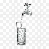正在盛水