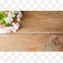 美丽鲜花与木板背景