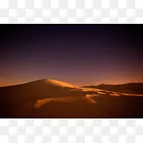 夜空下寂静的沙漠浩瀚星空