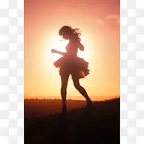 夕阳下跳舞的女孩海报背景