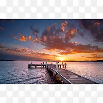 夕阳下的湖泊小桥海报背景